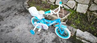 Bicicleta infantil azul con ruedines