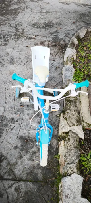 Bicicleta infantil azul con ruedines