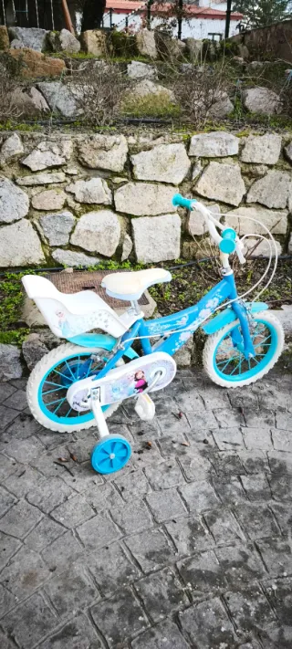 Bicicleta infantil azul con ruedines