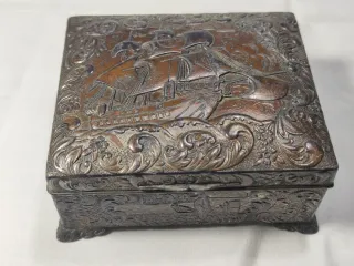 Caja joyero antigua con relieve de barco