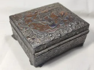 Caja joyero antigua con relieve de barco