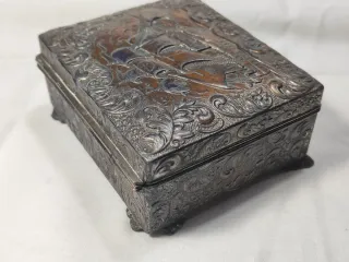 Caja joyero antigua con relieve de barco