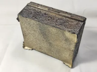 Caja joyero antigua con relieve de barco