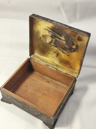 Caja joyero antigua con relieve de barco