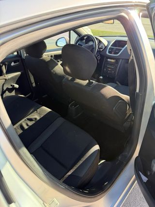 Peugeot 207 año 2011  270.000 kilometros