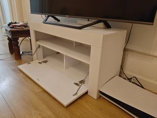 Mesa de TV blanca con puertas abatibles
