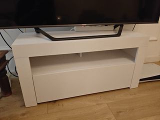 Mesa de TV blanca con puertas abatibles
