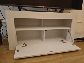 Mesa de TV blanca con puertas abatibles