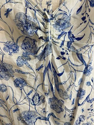 Vestido floral azul y blanco