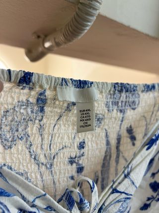 Vestido floral azul y blanco