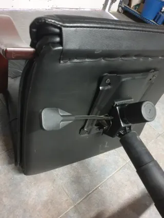 SILLON DE OFICINA EN PIEL NEGRO, GIRATORIO, RUEDAS