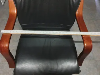 SILLON DE OFICINA EN PIEL NEGRO, GIRATORIO, RUEDAS