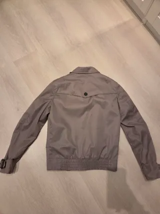 Chaqueta gabardina gris