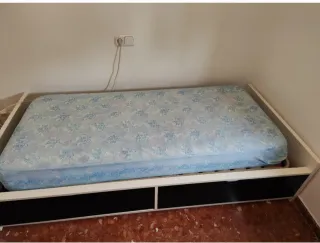 Cama Blanca de 90cm con 2 cajones negros.