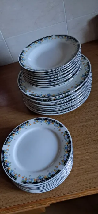 Vajilla blanca con fino borde floral, 8 Servicios.