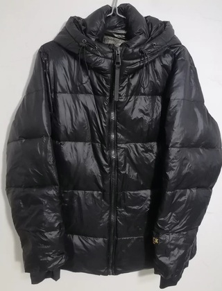 Chaqueta de plumas negra con capucha