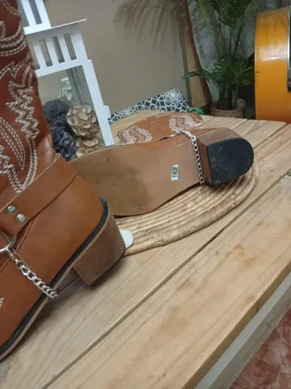 Botas de cowboy marrones con cadena