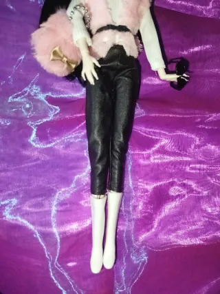 Muñeca de moda con ropa de invierno