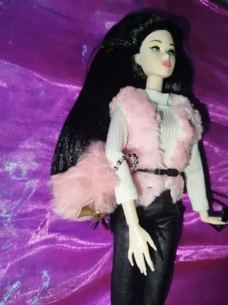 Muñeca de moda con ropa de invierno