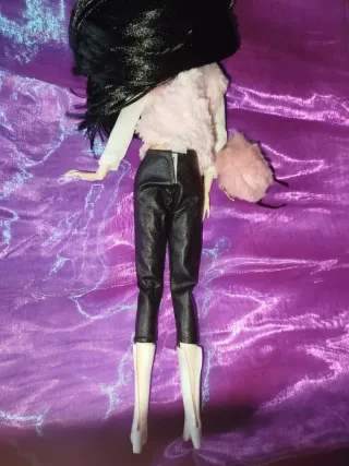 Muñeca de moda con ropa de invierno