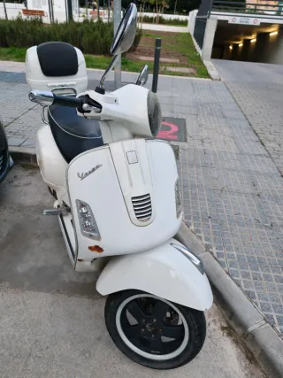 Vespa GTS 300 Blanca. Año 2009. 40.000km.