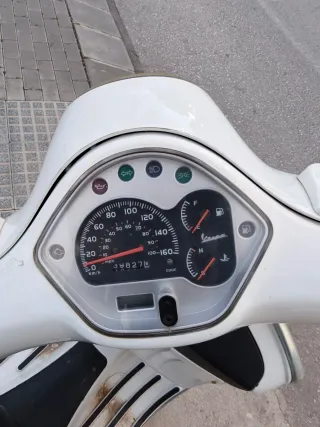 Vespa GTS 300 Blanca. Año 2009. 40.000km.