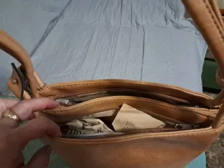 Bolso camel con osito colgante