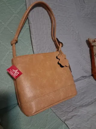 Bolso camel con osito colgante