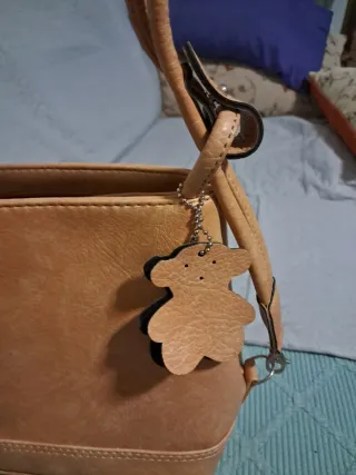 Bolso camel con osito colgante