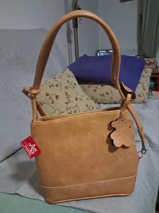 Bolso camel con osito colgante