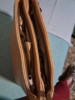 Bolso camel con osito colgante