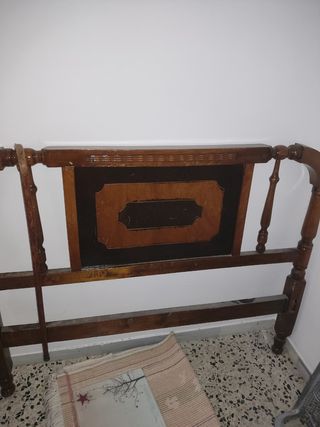 Cama antigua de madera