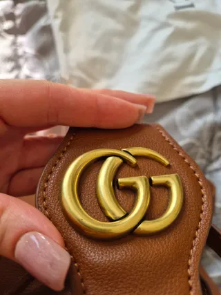 Borsa Gucci marrone con logo oro non originale