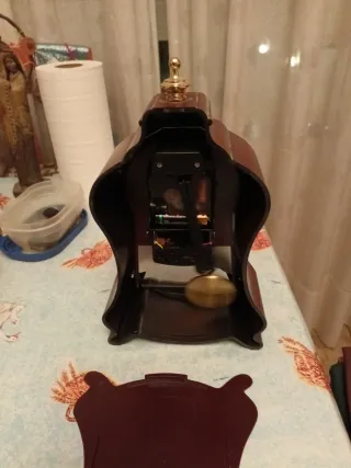 Reloj de mesa antiguo marrón y dorado 5€