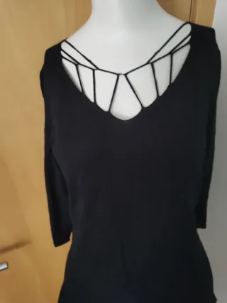 Jersey negro con escote de tiras