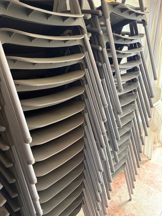 Sillas y mesa de bar