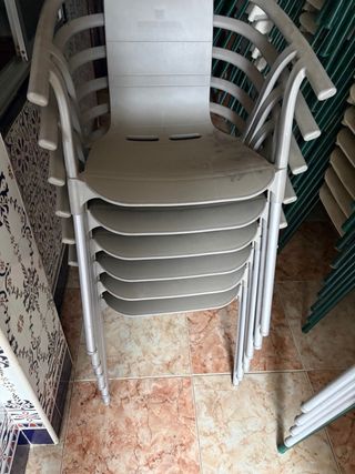 Sillas y mesa de bar