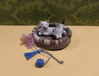 Miniatura Porcellana Gatto SET Cuccia & Gioco