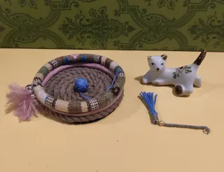 Miniatura Porcellana Gatto SET Cuccia & Gioco