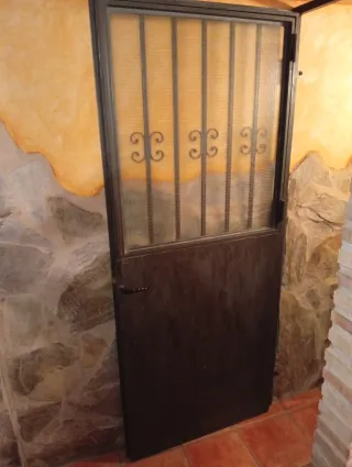 Puertas madera y hierro