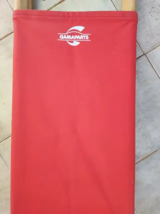 Trineo de madera y tela roja