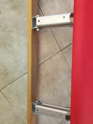 Trineo de madera y tela roja