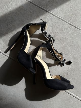 Tacones negros con pedrería