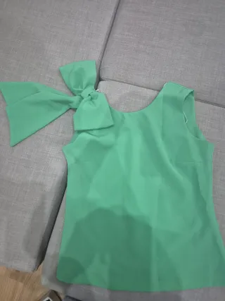 Blusa elegante verde con lazo
