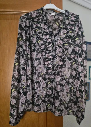 Camisa floral negra y rosa