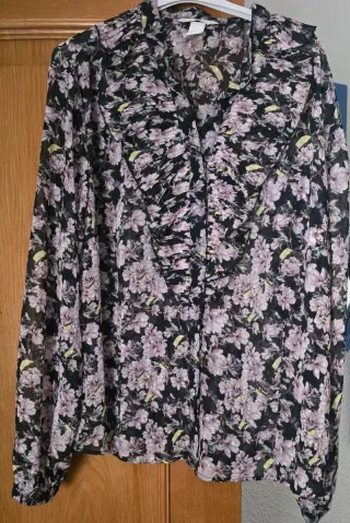 Camisa floral negra y rosa