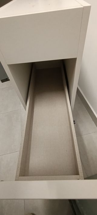 Arcón zapatero blanco bajo escritorio