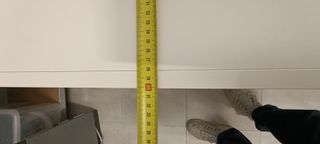 Arcón zapatero blanco bajo escritorio