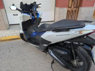 Honda Forza 125 Maxiscooter, scooter