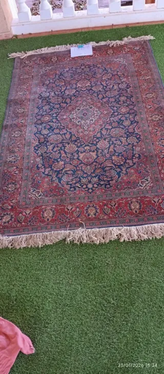 Alfombra de lana azul y roja